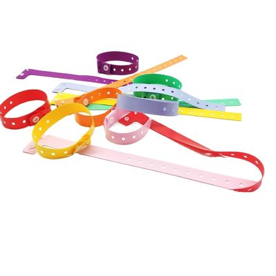 Logotipo personalizado PVC L forma de pulsera de plástico ajustable para el evento Festival estilo romántico