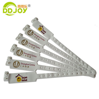 Pulsera de plástico de vinilo de PVC para lugares de eventos Fabricación de brazalete desechable impermeable