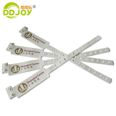Pulsera de plástico de vinilo de PVC para lugares de eventos Fabricación de brazalete desechable impermeable