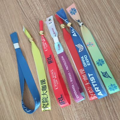 Brazaletes de tejido de cinta en verde ID Brazaletes de poliéster para eventos y festivales