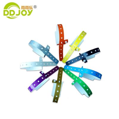 Pulseras Tipo de joyería Logotipo personalizado impermeable PE Puñetazo de cerradura para piscina