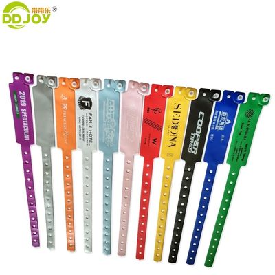 Pulseras personalizadas como pedido Pulseras de PVC suave negras con obras de arte de impresión personalizadas