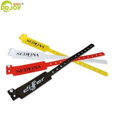 Pulseras personalizadas como pedido Pulseras de PVC suave negras con obras de arte de impresión personalizadas