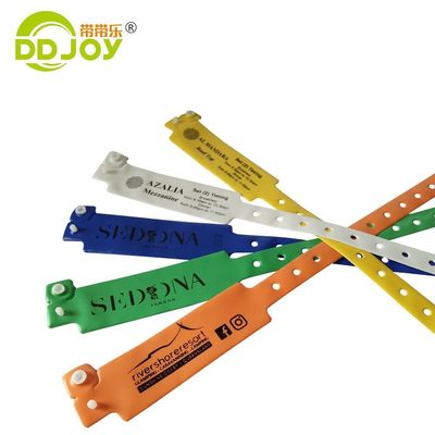 Brazalete de vinilo / PVC para diseño de logotipo personalizado para hombres Eventos de entretenimiento Regalos de festivales
