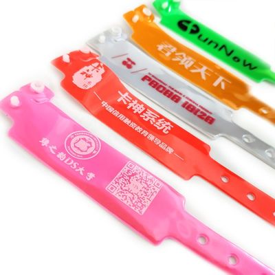 Logotipo personalizado Acceptado Brazalete de plástico Pulseras de PVC para evento de música masculina