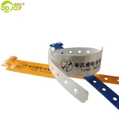 Logotipo personalizado Acceptado Brazalete de plástico Pulseras de PVC para evento de música masculina
