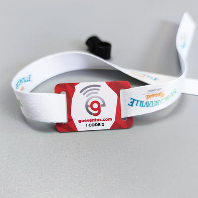 Brazaletes RFID de tela de satén de logotipo personalizado ideales para invitados / VIP / vendedores / medios / artículos / artistas