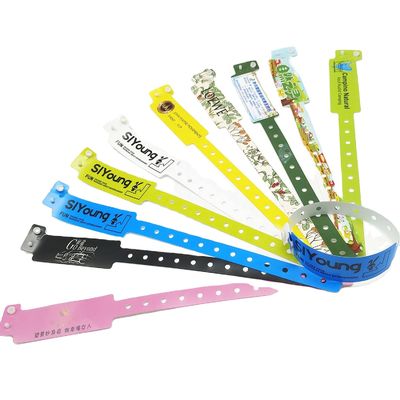 Las pulseras de plástico de vinilo de una sola vez personalizadas duraderas para compradores individuales y etc.