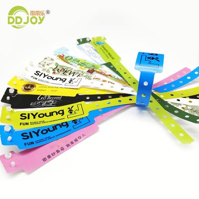 Las pulseras de plástico de vinilo de una sola vez personalizadas duraderas para compradores individuales y etc.