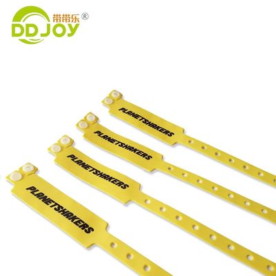 Eventos desechables Fiestas Festival Vinyl suave Confortable Eco-amigable Pulsera de PVC