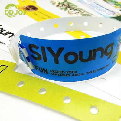 Las pulseras de plástico de vinilo de una sola vez personalizadas duraderas para compradores individuales y etc.