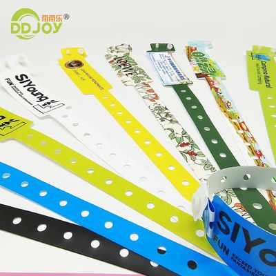 Las pulseras de plástico de vinilo de una sola vez personalizadas duraderas para compradores individuales y etc.