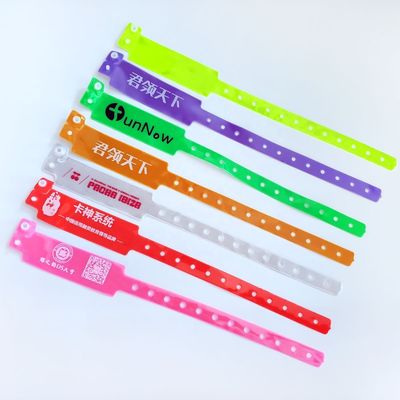 Eventos Fiestas BANGLES de color neón Bloqueo personalizado de identificación Pulseras de plástico de vinilo en forma ancha