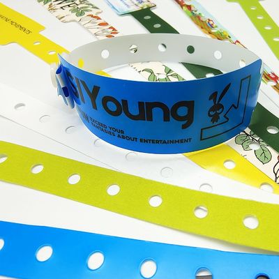 Las pulseras de plástico de vinilo de una sola vez personalizadas duraderas para compradores individuales y etc.