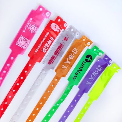 Eventos Fiestas BANGLES de color neón Bloqueo personalizado de identificación Pulseras de plástico de vinilo en forma ancha