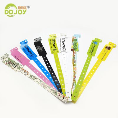 Las pulseras de plástico de vinilo de una sola vez personalizadas duraderas para compradores individuales y etc.