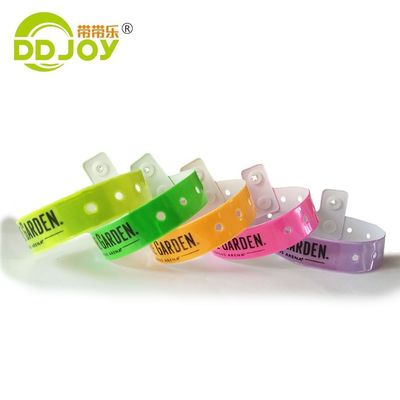Diseño de pulsera de plástico de PVC para la ocasión del aniversario