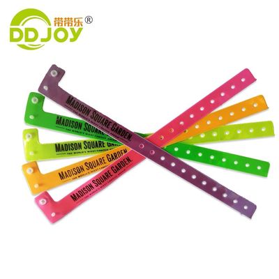 Diseño de pulsera de plástico de PVC para la ocasión del aniversario