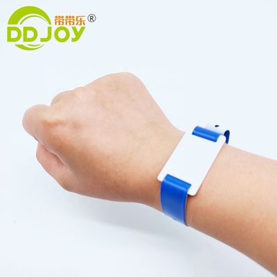 Brazaletes con logotipo personalizado con forma de L PVC material vinílico escriturable Smart RFID chip pulsera