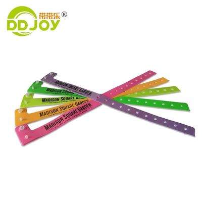 Diseño de pulsera de plástico de PVC para la ocasión del aniversario