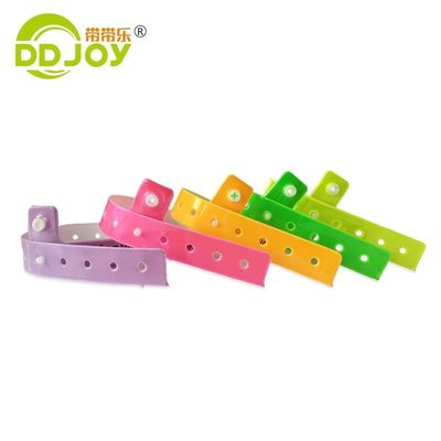 Diseño de pulsera de plástico de PVC para la ocasión del aniversario