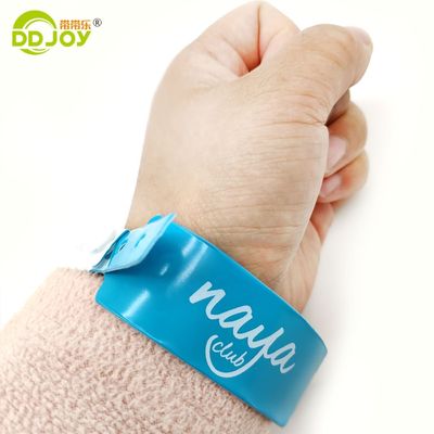 Brazaletes de botón de PVC de identificación clara y diseño personalizado para hoteles