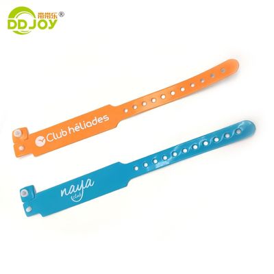 Brazaletes de botón de PVC de identificación clara y diseño personalizado para hoteles