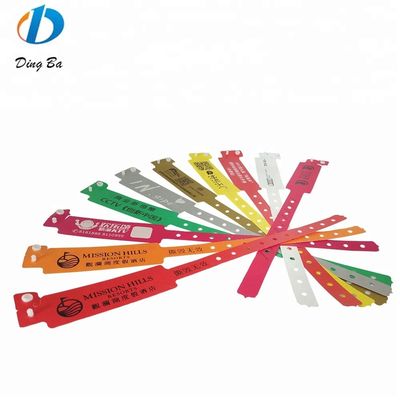 Pulseras de plástico unisex personalizadas para reuniones en eventos de festivales en color rojo