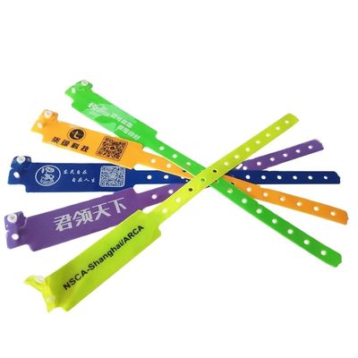 Eventos personalizados Pulseras de color neón de PVC Regalos de una sola vez Festival de plástico Brazalete de vinilo