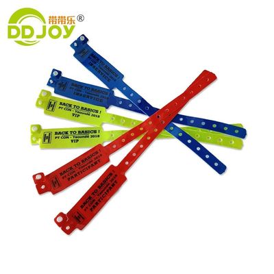 Eventos personalizados Pulseras de color neón de PVC Regalos de una sola vez Festival de plástico Brazalete de vinilo