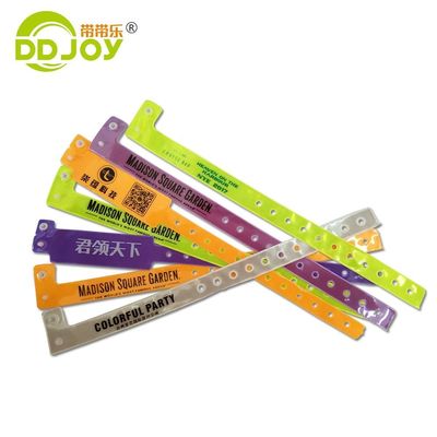 Eventos personalizados Pulseras de color neón de PVC Regalos de una sola vez Festival de plástico Brazalete de vinilo