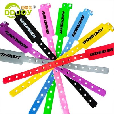 Brazaletes de vinilo con logotipo personalizado para parques de diversiones asequibles y duraderos