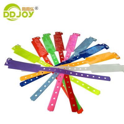 Eventos personalizados Pulseras de color neón de PVC Regalos de una sola vez Festival de plástico Brazalete de vinilo