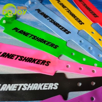 Brazaletes de vinilo con logotipo personalizado para parques de diversiones asequibles y duraderos