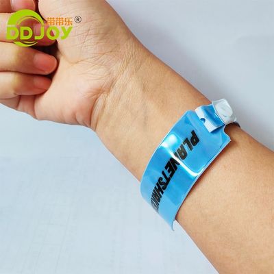 Brazaletes de vinilo con logotipo personalizado para parques de diversiones asequibles y duraderos
