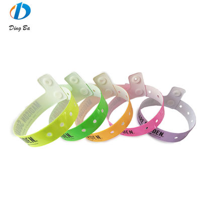 Logotipo personalizado Impreso Vinyl Pulsera de Dirección Una Pulsera de Festival de Plástico para Parques