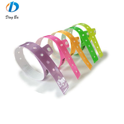 Logotipo personalizado Impreso Vinyl Pulsera de Dirección Una Pulsera de Festival de Plástico para Parques