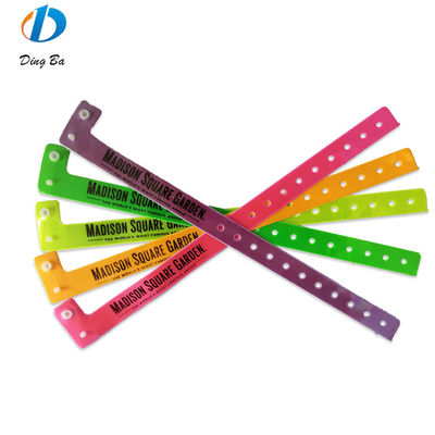 Logotipo personalizado Impreso Vinyl Pulsera de Dirección Una Pulsera de Festival de Plástico para Parques