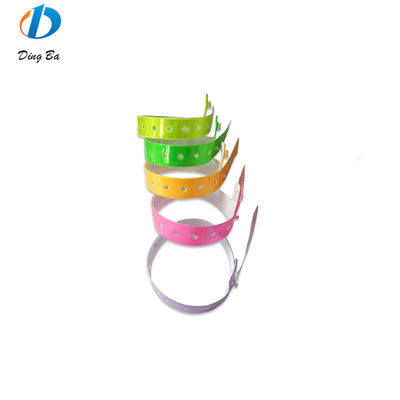 Logotipo personalizado Impreso Vinyl Pulsera de Dirección Una Pulsera de Festival de Plástico para Parques