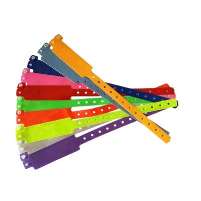 Brazalete de plástico de color neón personalizado para la identificación del hotel