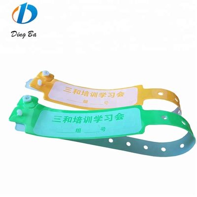 Brazalete de plástico de color neón personalizado para la identificación del hotel