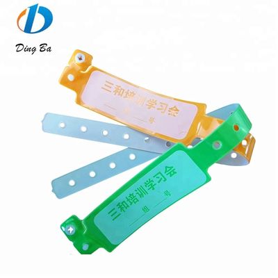 Brazalete de plástico de color neón personalizado para la identificación del hotel
