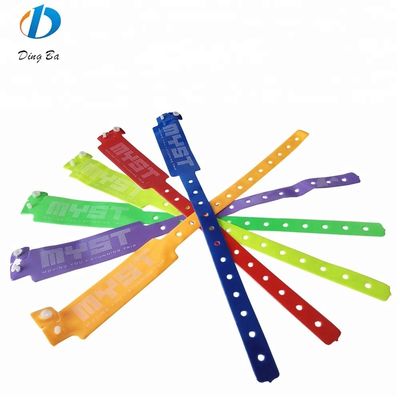 Brazalete de plástico de color neón personalizado para la identificación del hotel
