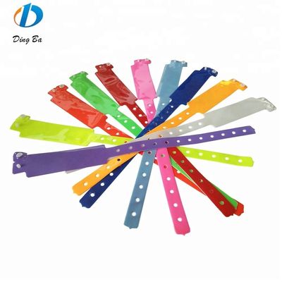 Brazalete de plástico de color neón personalizado para la identificación del hotel