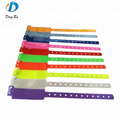 Brazalete de plástico de color neón personalizado para la identificación del hotel