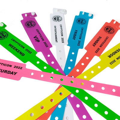 Certificado ISO9001 Impresión digital personalizada CMYK Pulsera de plástico impermeable para hotel