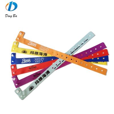 Logotipo personalizado popular para mujeres Brazaletes de PVC de color naranja para eventos Festivales Plástico en forma de L