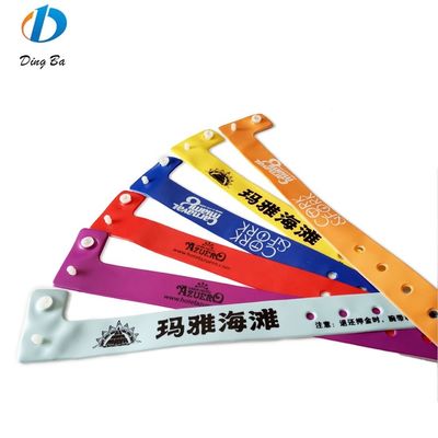 Logotipo personalizado popular para mujeres Brazaletes de PVC de color naranja para eventos Festivales Plástico en forma de L
