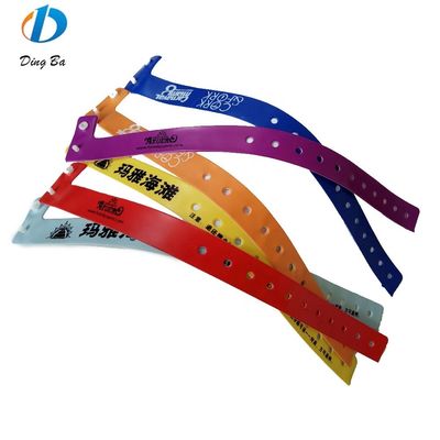 Logotipo personalizado popular para mujeres Brazaletes de PVC de color naranja para eventos Festivales Plástico en forma de L