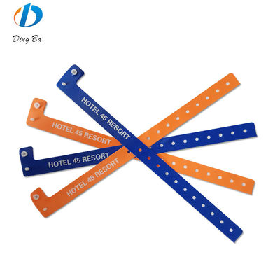 Logotipo personalizado popular para mujeres Brazaletes de PVC de color naranja para eventos Festivales Plástico en forma de L